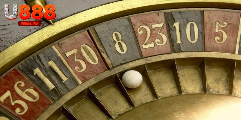 Người chơi đặt cược vào từng số hoặc nhóm số để chơi Roulette